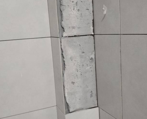 文水瓷砖空鼓维修公司分享下瓷砖施工前基层浇水润湿程度不足，可能导致以下问题